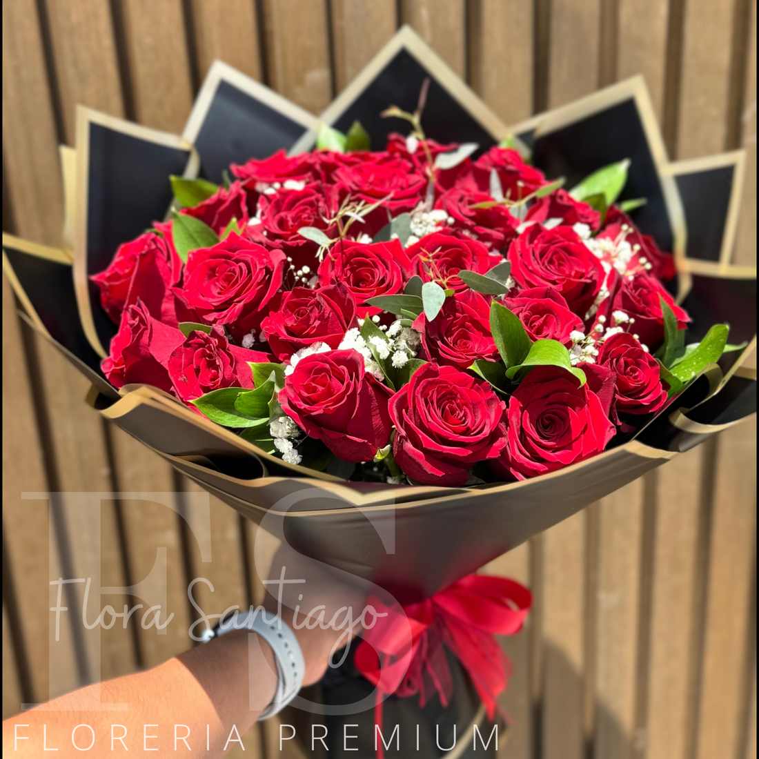 Ramo de 24 rosas rojas envuelto para regalo – Flores a domicilio