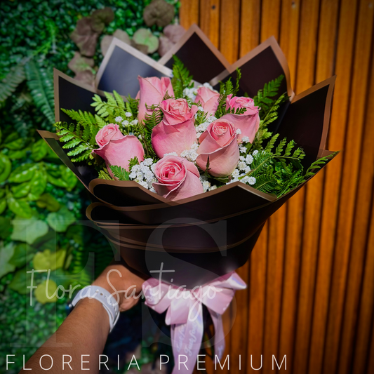 Ramo con 7 rosas rosadas  envuelto en papel coriano, envía flores a domicilio