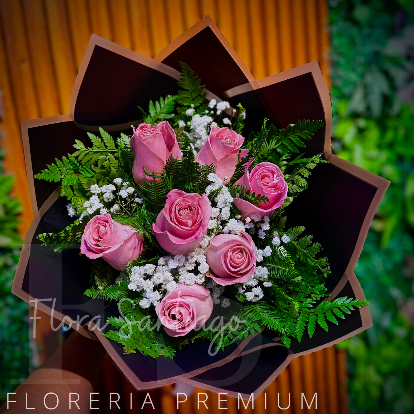 Ramo con 7 rosas rosadas  envuelto en papel coriano, envía flores a domicilio