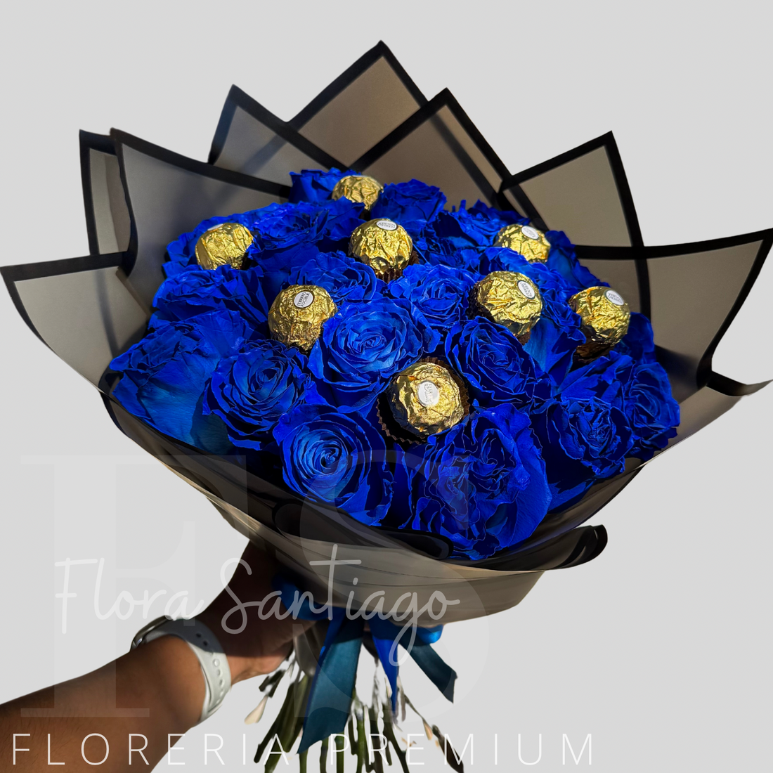 Ramo de 24 rosas azules y 8 bombones de chocolate Ferrero Rocher ...