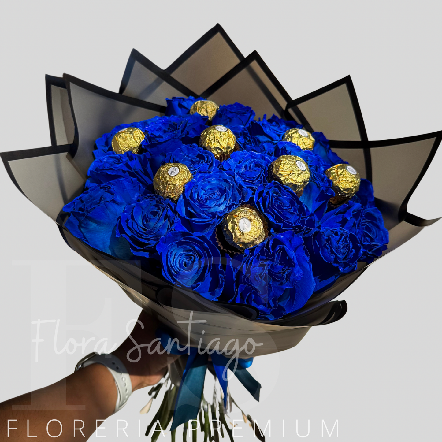 Ramo de 24 rosas azules y 8 bombones de chocolate Ferrero Rocher