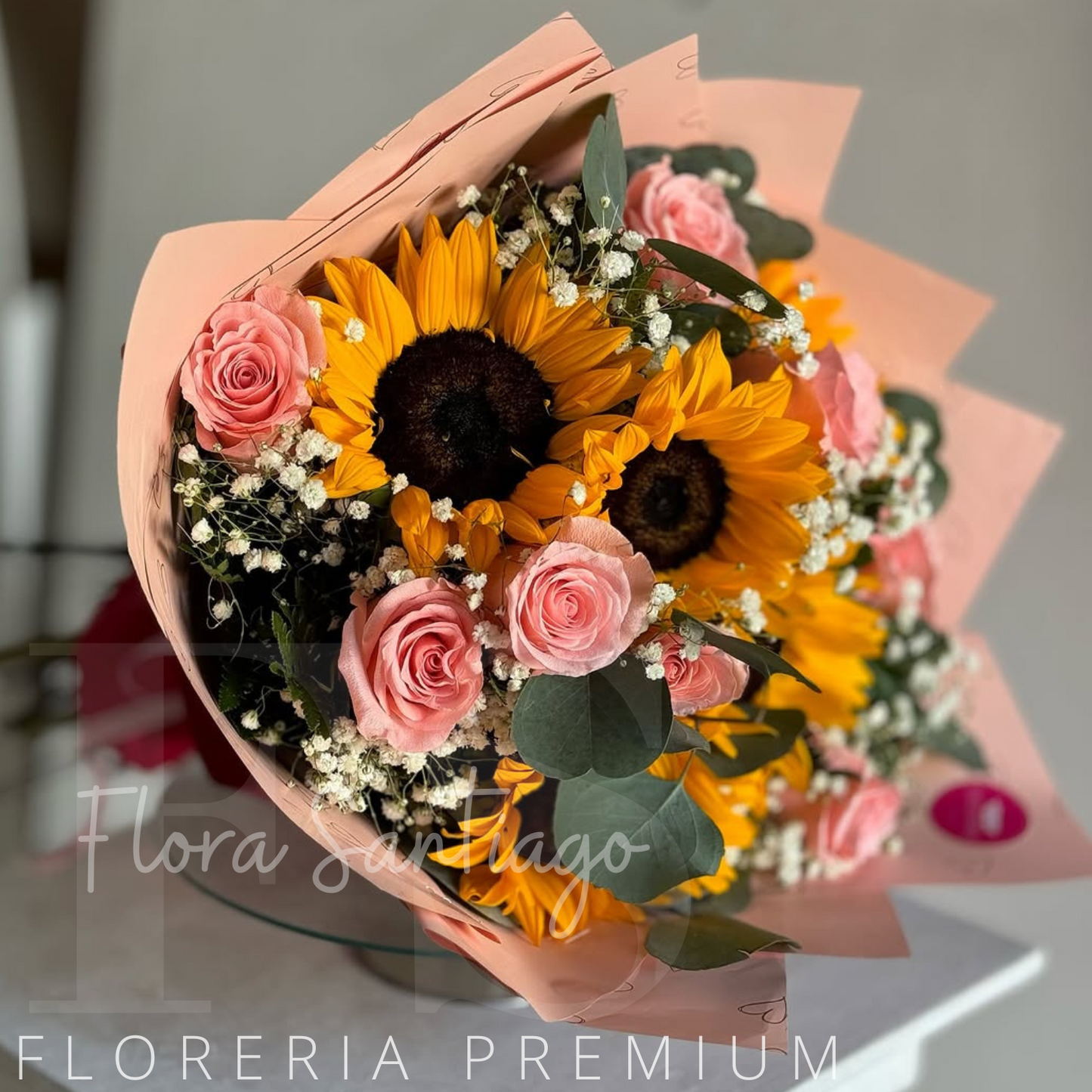 Ramo con seis girasoles y 12 rosas en tonos pastel