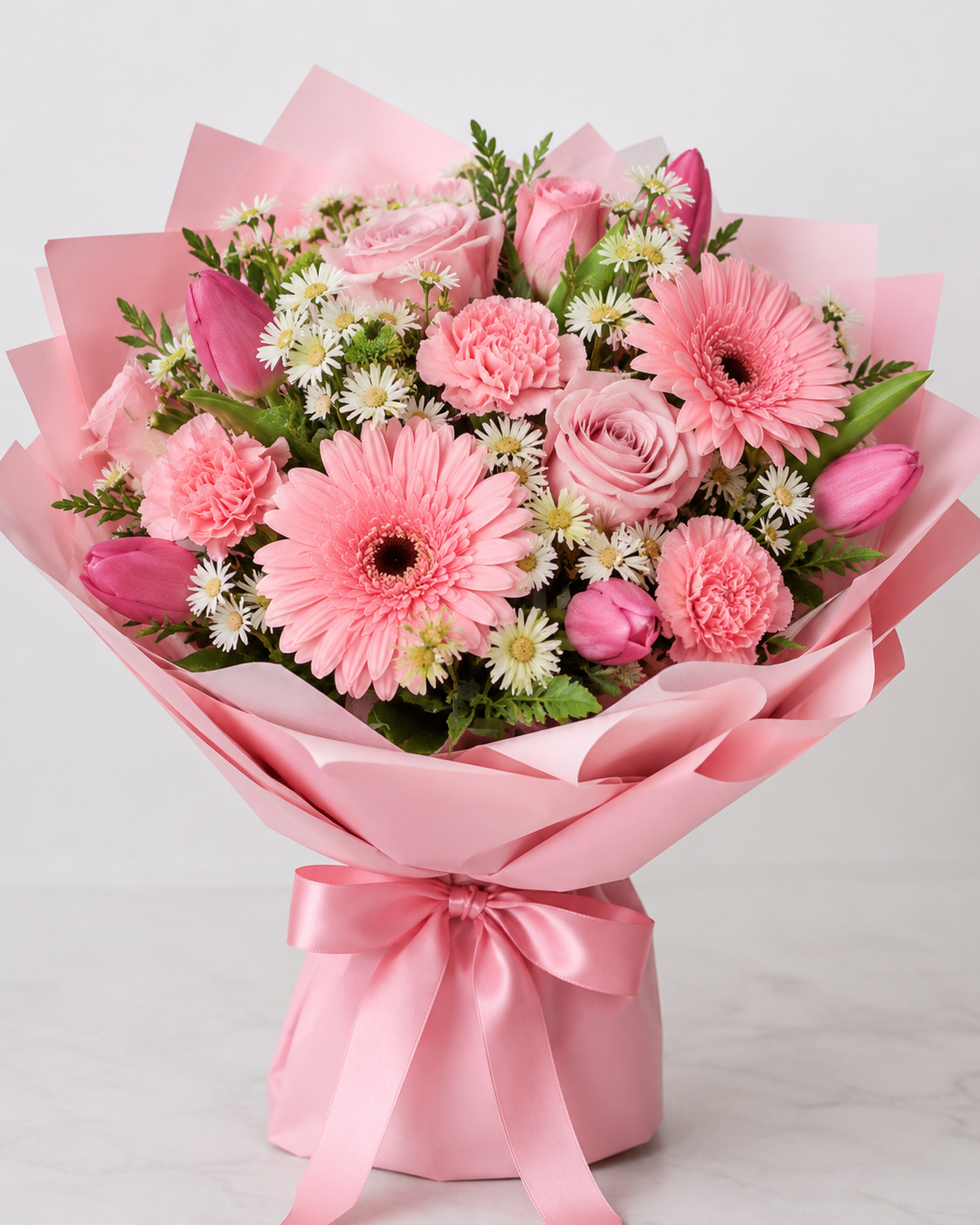 Ramo con flores rosadas con 5 tulipanes 3 gerberas, claveles y rosas