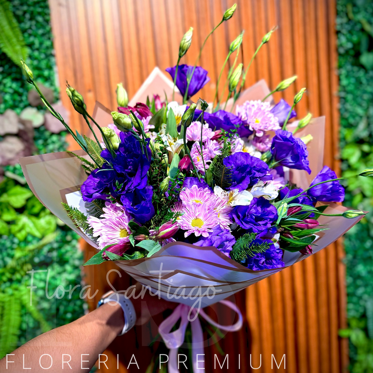 Ramo con lisianthus y margaritas lilas, envuelto para regalo.