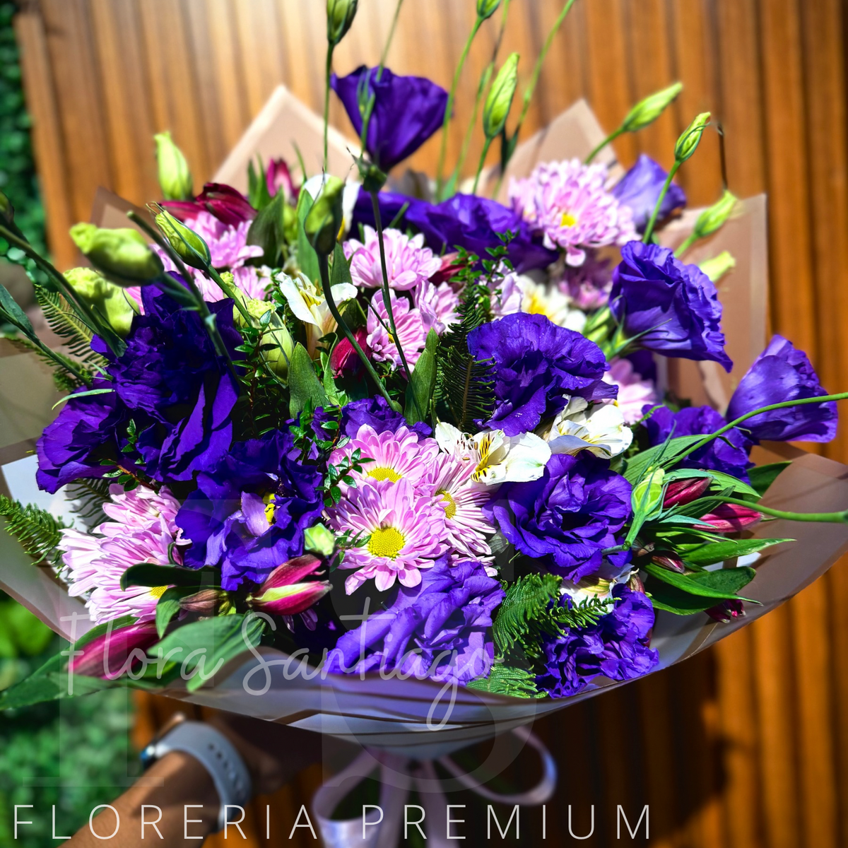 Lisanthus Ramo Ramo de lisianthus y margaritas lilas, envuelto para regalo. – Flores a ...