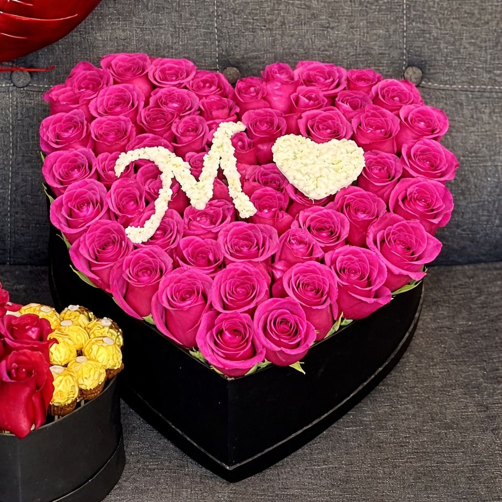 Box corazón de 50 rosas fucsia y letra en ilusión