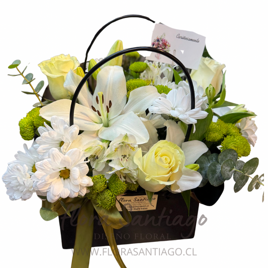 Cartera con flores blancas