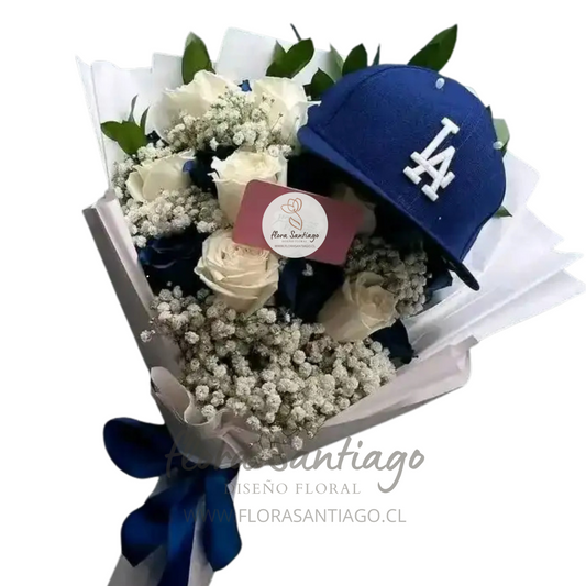 Arreglo para hombre con rosas azules y blancas mas gorra original