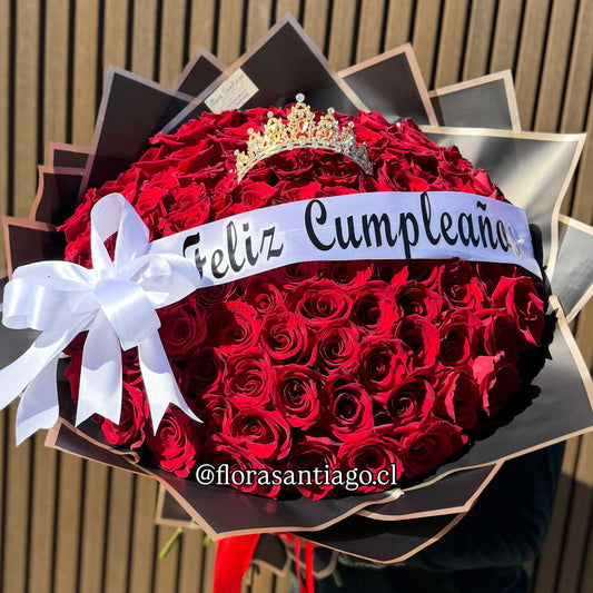 100 rosas rojas, cinta feliz cumpleaños y corona