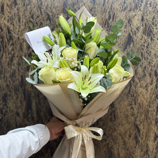 Ramo de 10 rosas blancas y 6 liliums blanco