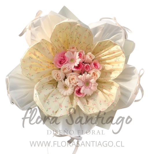 RAMO DE ROSAS Y GERBERAS ENVUELTO EN FORMA DE FLOR