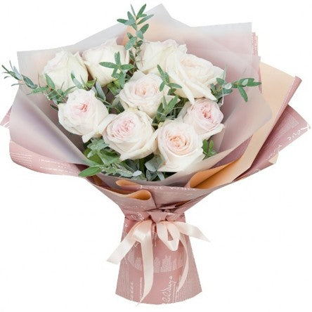 RAMO DE 9 ROSAS BLANCAS ENVUELTA EN PAPEL ELEGANTE