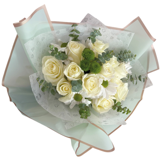 RAMO DE 10 ROSAS BLANCAS Y MARGARITAS