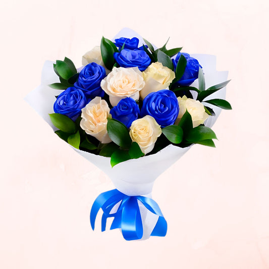 Ramo de 12 Rosas Azules y Blancas