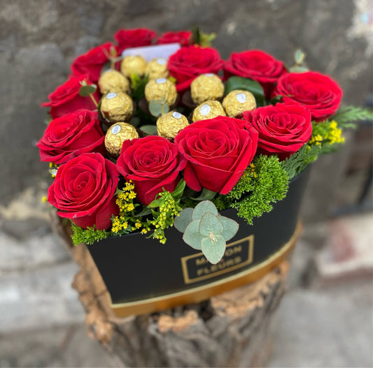 corazón de 12 rosas y 10 bombones Ferrero Rocher