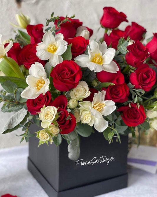 Lindo arreglo en caja cuadrada negra con rosas rojas, mini rosas y tulipanes altura 40cm