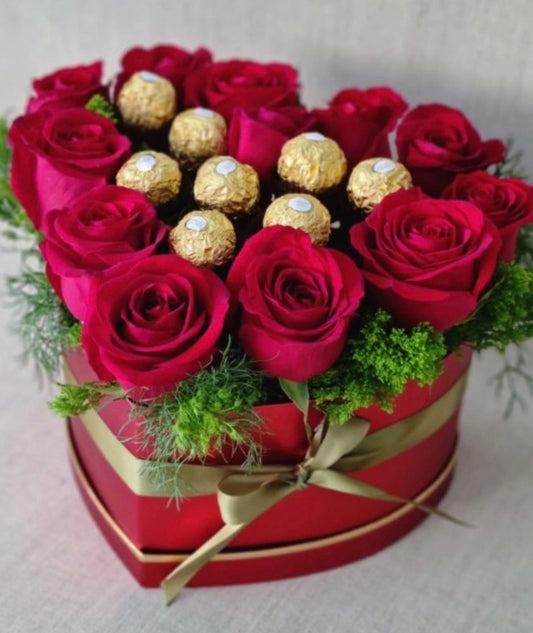 Box corazon con 12 rosas rojas y 8 bombones de chocolate Ferrero