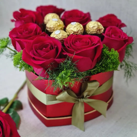 Box corazón con 8 rosas rojas y 8 chocolates Ferrero