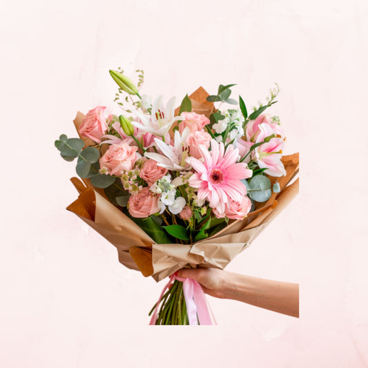 Ramo Primaveral en tonos Pasteles de 8 rosas rosadas,  lilium y 3 Gerberas.
